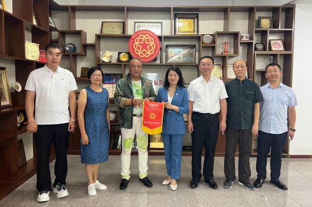 肖厚忠董事長一行拜會(huì)黑龍江省僑聯(lián)主席申建平女士